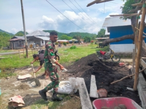 Babinsa Koramil 1602-04/Maurole Gelar Karya Bhakti Bangun Rumah Layak Huni di Aewora