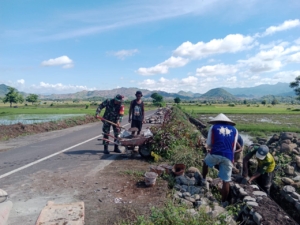 Babinsa Rasabou Bantu Warga Bangun Talut Irigasi di Jalan Paja Karya