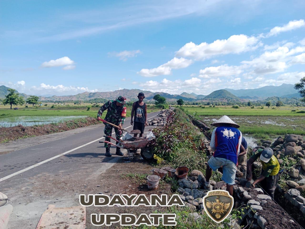 Babinsa Rasabou Bantu Warga Bangun Talut Irigasi di Jalan Paja Karya