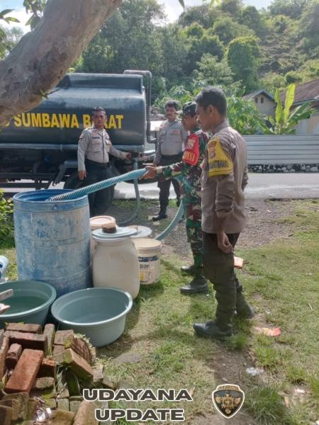 Babinsa Taliwang Bersama Polres dan PDAM Salurkan Air Bersih untuk Warga Labuhan Kertasari