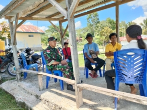 Sertu Jefrianus Nahak Jalin Keakraban dengan Warga Desa Ainan Demi Wujudkan Lingkungan Aman