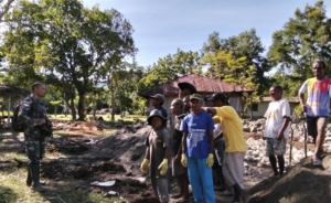 Komsos di Desa Supun, Babinsa Koramil 1618-04/Bisel Ingatkan Pentingnya Keselamatan Kerja