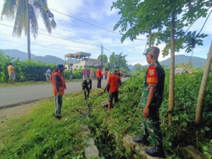 Babinsa Koramil Taliwang Ikut Gotong Royong Bulan Bakti Masyarakat di Desa Mura