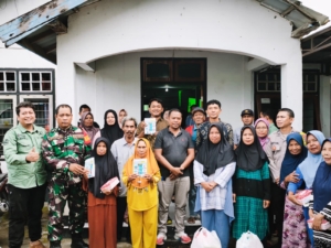 PLN Salurkan 20 Paket Sembako di Desa Tamekan, Babinsa Hadiri Kegiatan Penyuluhan