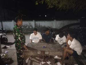 Babinsa Karijawa Ajak Anak Muda Jaga Ketertiban Lewat Ronda Malam