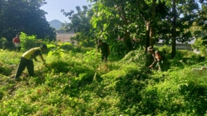 Babinsa Kandai Satu Ajak Warga Gotong Royong di TPU Warukali