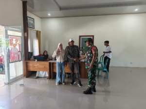 Babinsa Desa Kokarlian Kawal Ketat Pembagian Kartu KSB Maju, Pastikan 741 Warga Terlayani dengan Tertib dan Aman