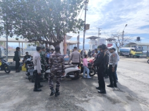 Babinsa Kokarlian Amankan Pelabuhan Poto Tano Jelang Natal dan Tahun Baru