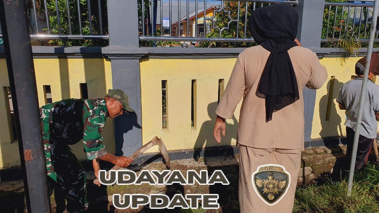 Babinsa Desa Goa Pimpin Gotong Royong Bersihkan Gorong-Gorong di Dusun Mekar