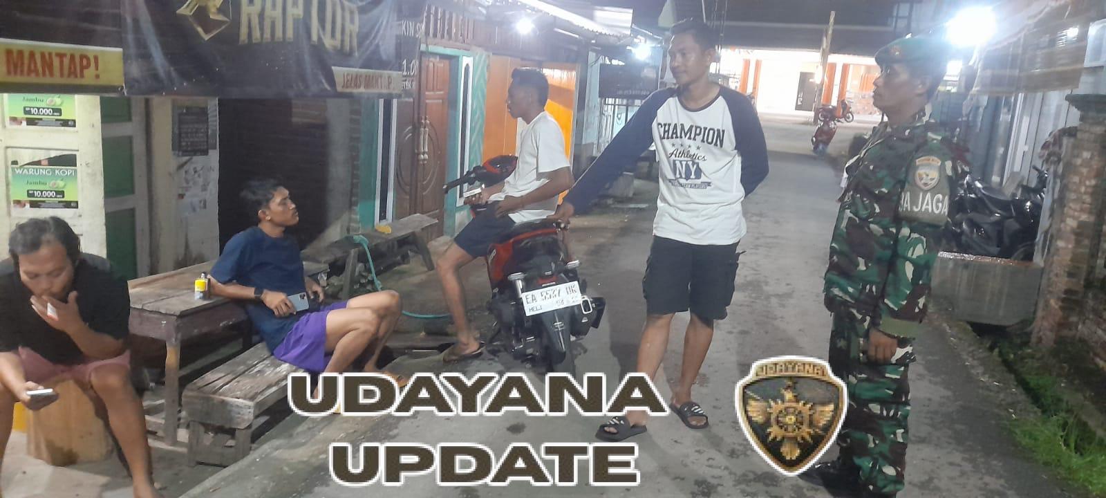 Patroli Malam Koramil Seteluk, Babinsa Himbau Warga Jaga Keamanan Lingkungan