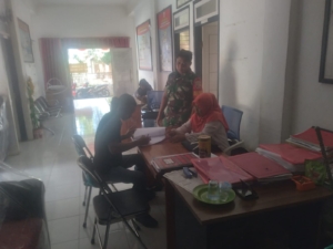 Babinsa Koramil 1628-03/Seteluk Dampingi PDPGR Cek Data Calon Penerima Bantuan RTLH di Desa Desaloka