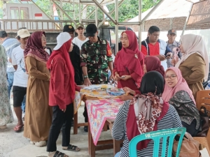 Babinsa Mantun Dampingi Pemdes Distribusikan Kartu KSB Maju untuk Warga 3 Dusun 10 RT