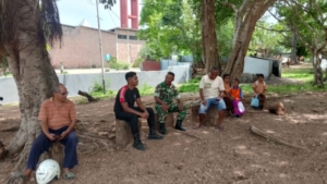 Bangun Kekompakan, Babinsa Koramil 1618-01/Miotim Gelar Komsos di Desa Naiola