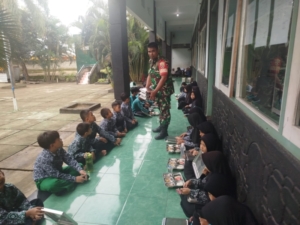Babinsa Koramil 1628-01 Taliwang Dampingi Program Makan Bergizi Gratis di SD Kalimati