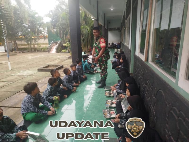 Babinsa Koramil 1628-01 Taliwang Dampingi Program Makan Bergizi Gratis di SD Kalimati