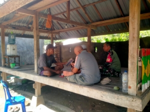 Babinsa Dasan Anyar Serda Yakub Laksanakan Komsos untuk Jaga Kondusivitas Wilayah