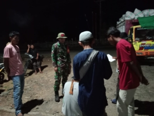 Babinsa Banggo Laksanakan Patroli dan Ronda Malam di Dusun Mpongge