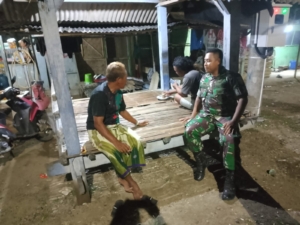 Babinsa Koramil Poto Tano Laksanakan Patroli Malam, Imbau Warga Jaga Kamtibmas