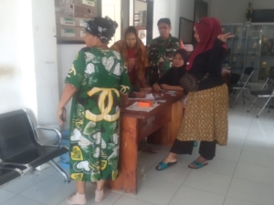 Babinsa Desa Loka Ingatkan Warga Waspada Bencana Saat Musim Hujan