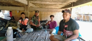 Babinsa Desa Rempe Laksanakan Komsos, Ajak Warga Jaga Kebersihan di Musim Hujan