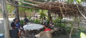 Babinsa Sertu Albino Leki Ajak Warga Manamas Jaga Kebersihan dan Cegah Penebangan Liar