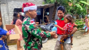 Satgas Pamtas Pos Kewar Berbagi Bingkisan Natal di Desa Kewar