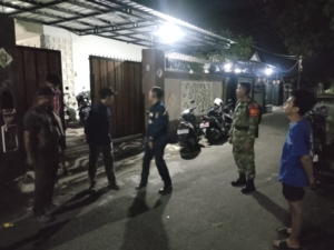 Patroli Kos Babinsa Kekalek Jaya Perkuat Keamanan Warga