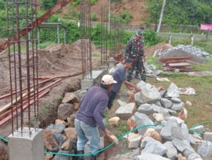 Danramil 1628-01/Taliwang Tinjau Progres Pembangunan KDKMP Desa Labuhan Lalar