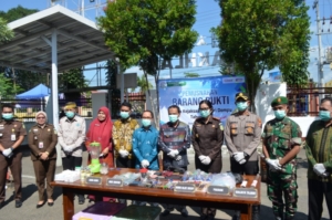 Kejari Dompu Musnahkan Barang Bukti 32 Perkara Inkracht, Danramil 1614-01 Hadiri Kegiatan