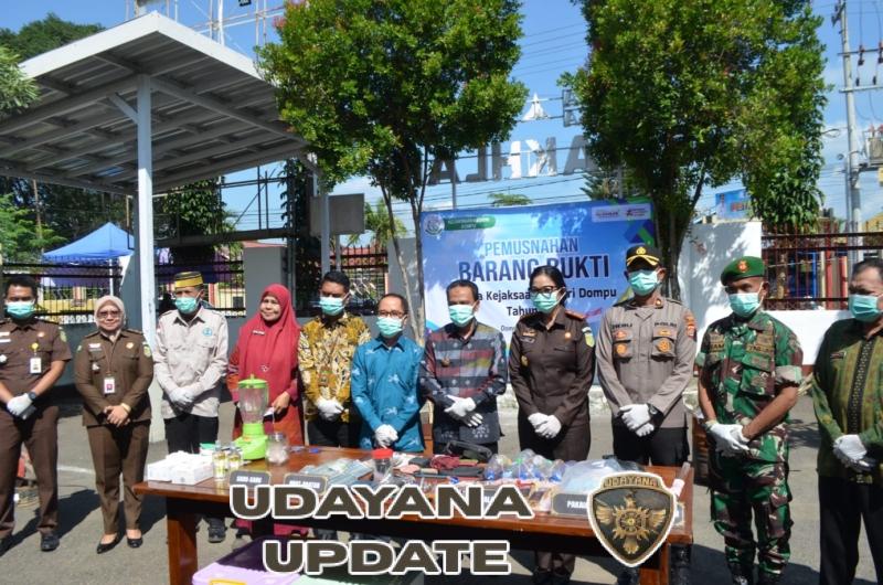 Kejari Dompu Musnahkan Barang Bukti 32 Perkara Inkracht, Danramil 1614-01 Hadiri Kegiatan