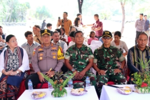 Kasdim 1601/Sumba Timur Dampingi Menteri Kebudayaan RI Kunjungi Kampung Raja Prailiu