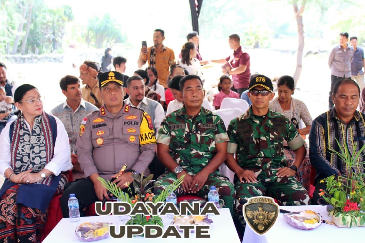 Kasdim 1601/Sumba Timur Dampingi Menteri Kebudayaan RI Kunjungi Kampung Raja Prailiu