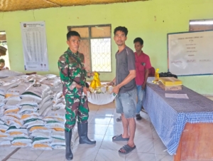 Babinsa Koramil 03/Katikutana Dampingi Penyaluran Bansos di Desa Watu Asa