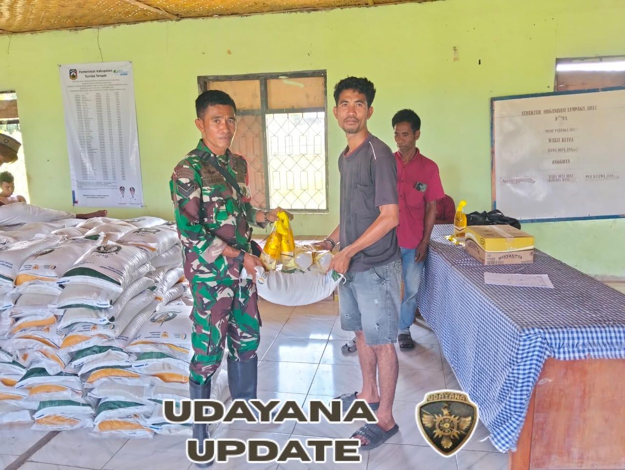 Babinsa Koramil 03/Katikutana Dampingi Penyaluran Bansos di Desa Watu Asa