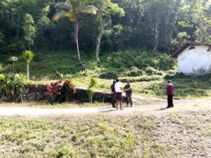 Babinsa Koramil 01/Loli Dampingi Pengukuran Lahan Koperasi Desa Merah Putih