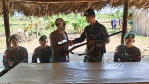 Satgas Pamtas Yonarhanud 2 Kostrad Terima 1 Pucuk Senjata, Jaga Kondusivitas Perbatasan.