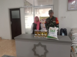 Babinsa Desa Lampok Dampingi Penyaluran Bantuan Pangan, 99 KK Terlayani dengan Aman dan Lancar