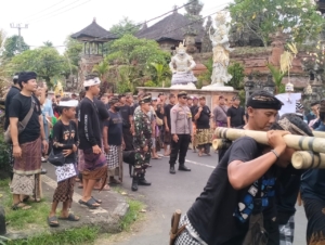 Babinsa Bakas Bersinergi Bersama Bhabinkamtibmas Dan Pecalang Sukseskan Upacara Keagamaan Pitra Yadnya