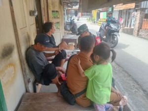 Melalui Komsos, Babinsa Koramil 1628-03/Seteluk Jalin Kedekatan dengan Warga Binaan