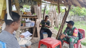 Duduk Bersama Warga Di Tempat Sederhana, Babinsa Oepuah Utara Perkuat Kedekatan TNI dan Rakyat
