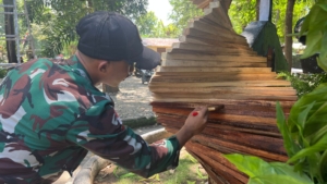 Perbaikan Lampu dan Pohon Natal, Satgas Pamtas Hadirkan Suasana Natal di Katedral Atambua