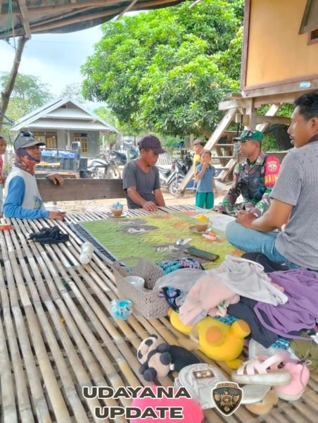 Babinsa Koramil Poto Tano Monitoring Wilayah dan Komsos Bersama Warga Desa Kiantar