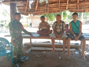 Babinsa 1618-04/Bisel Terus Perkuat Ikatan Sosial dengan Warga Desa Fatoin