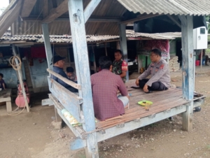 Babinsa Koramil Poto Tano Laksanakan Komsos dan Monitoring Wilayah Desa Tambaksari