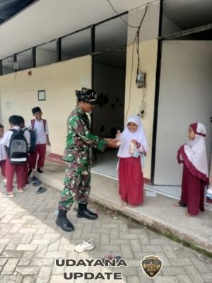 Babinsa Seteluk Rea Dampingi Program Makan Bergizi Gratis di SD IP Seteluk