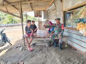 Babinsa Desa Kiantar Laksanakan Monitoring Wilayah dan Komsos, Ajak Warga Jaga Kebersihan dan Kamtibmas