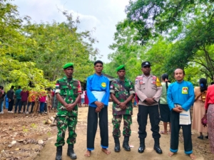 Sinergi TNI–Polri di Biboki Tanpah, Babinsa dan Bhabinkamtibmas Amankan Misa Natal