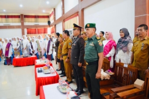 Pasi Pers Kodim 1614/Dompu dan Ketua Persit Hadiri Peringatan Hari Ibu ke-97 di Dompu