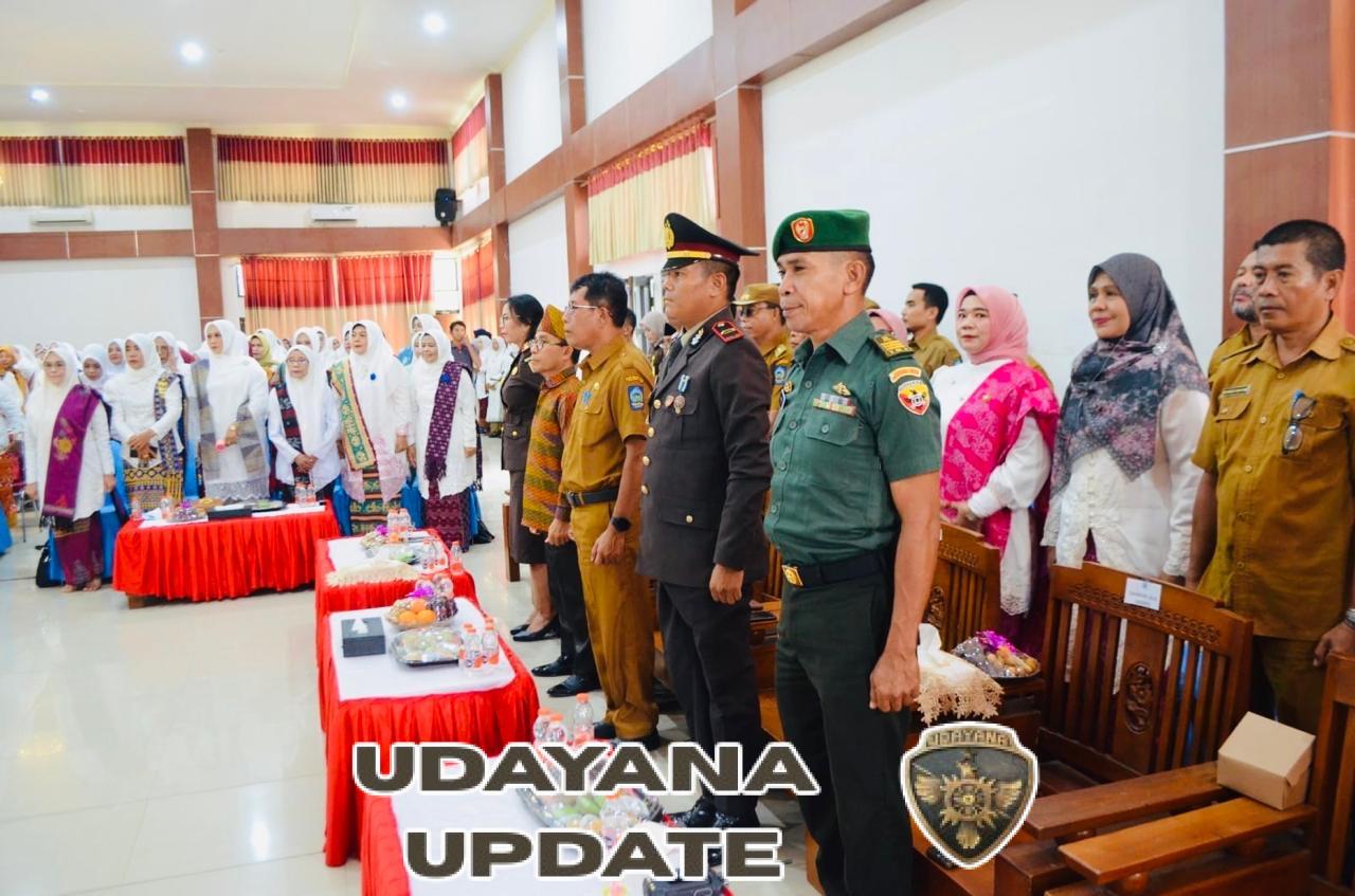 Pasi Pers Kodim 1614/Dompu dan Ketua Persit Hadiri Peringatan Hari Ibu ke-97 di Dompu