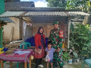 Babinsa Kelurahan Menala Dampingi Program Makan Bergizi Gratis di Posyandu